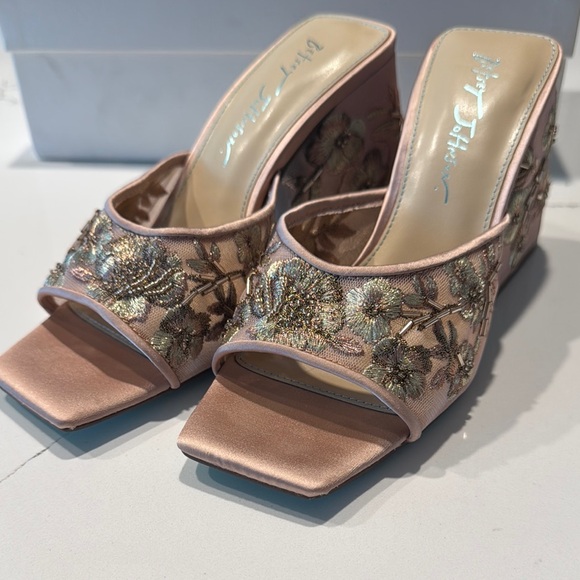 Betsey Johnson Pink Floral Embroidered Women's Heels - Picture 2 of 2